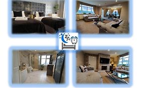 Sirius House - Sleeps 7, Driveway, Garden