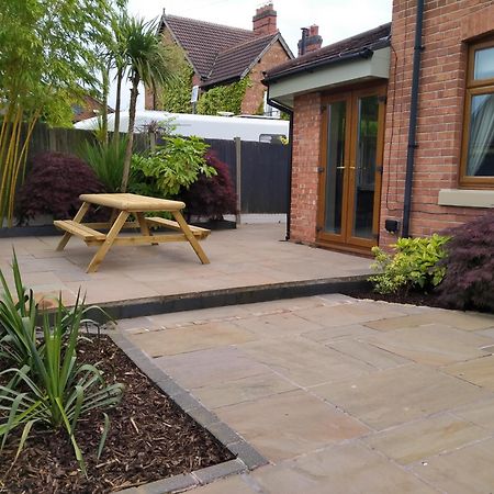 Sirius House - Sleeps 7, Driveway, Garden Villa Crewe Exterior photo