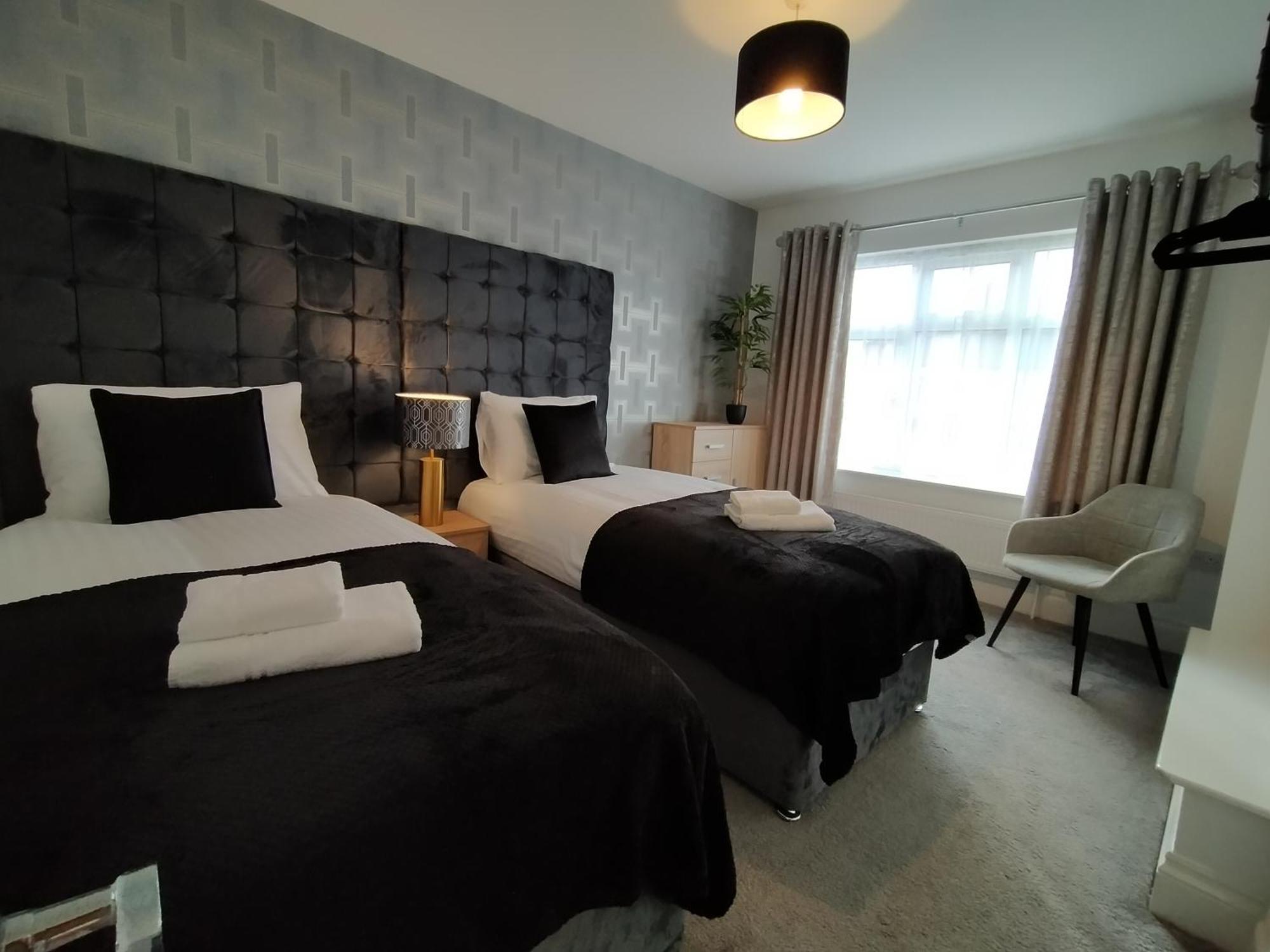 Sirius House - Sleeps 7, Driveway, Garden Villa Crewe Exterior photo