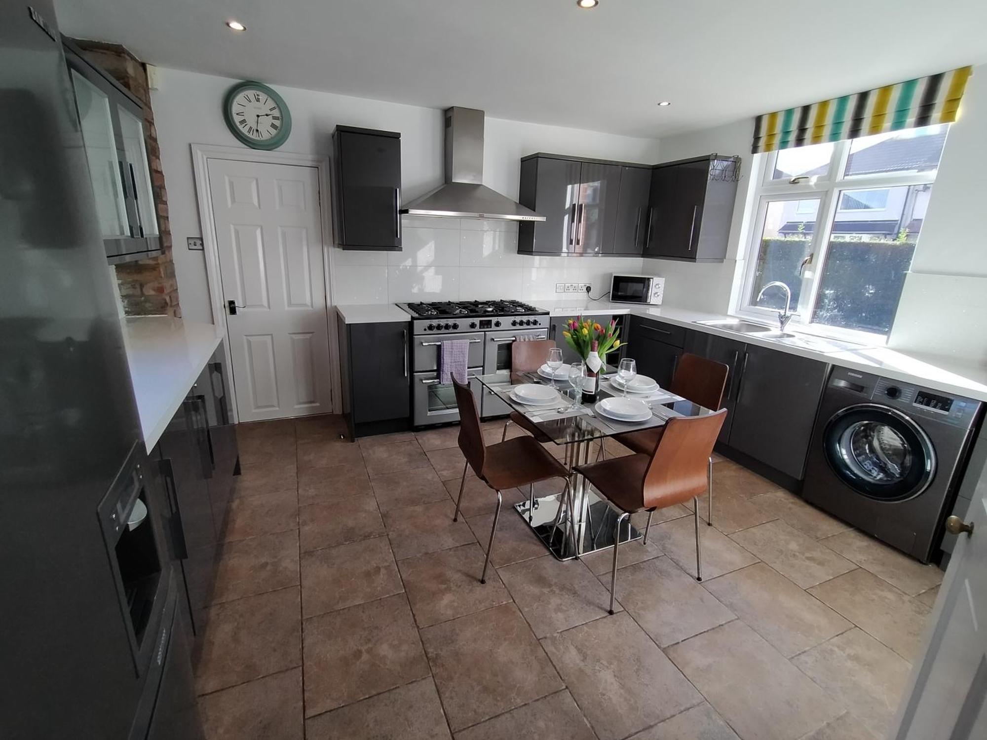 Sirius House - Sleeps 7, Driveway, Garden Villa Crewe Exterior photo