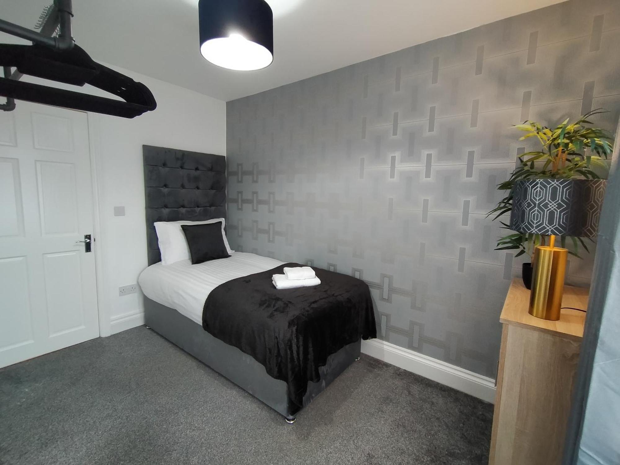 Sirius House - Sleeps 7, Driveway, Garden Villa Crewe Exterior photo