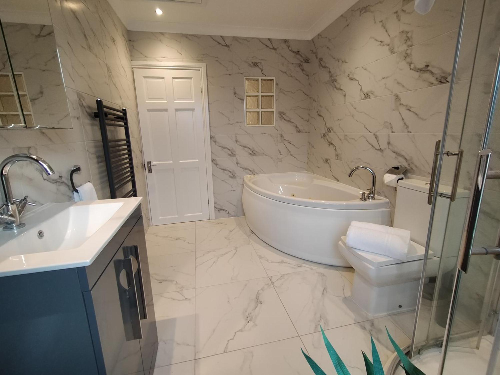 Sirius House - Sleeps 7, Driveway, Garden Villa Crewe Exterior photo